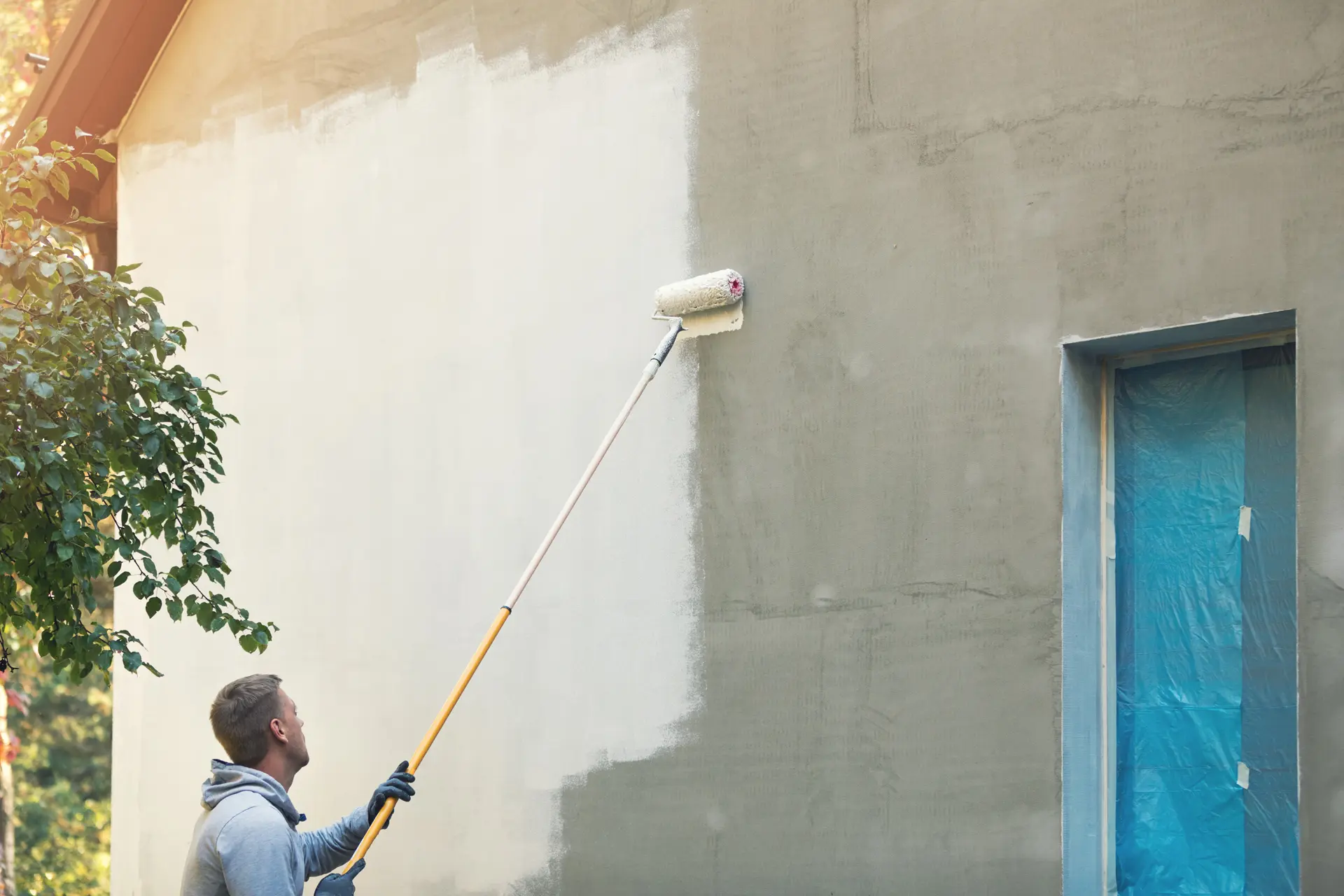 Pintor trabajando en una fachada en Irún